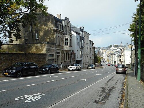 Rue des Déportés à Arlon, bordée de maisons et d'immeubles