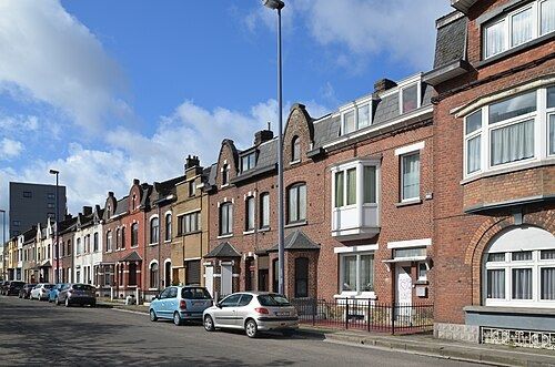 Rangée de maisons en briques rouges rue de Lodelinsart à Charleroi
