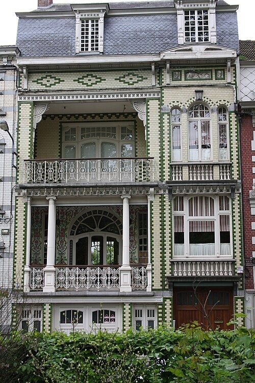 Maison de ville ornée de balcons rue Warocqué à La Louvière