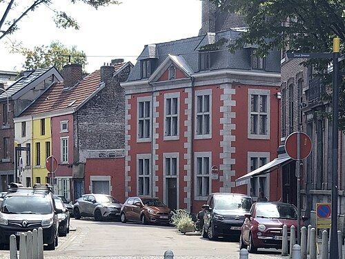 Maisons de rangée en briques rouges dans le quartier d'Outremeuse à Liège