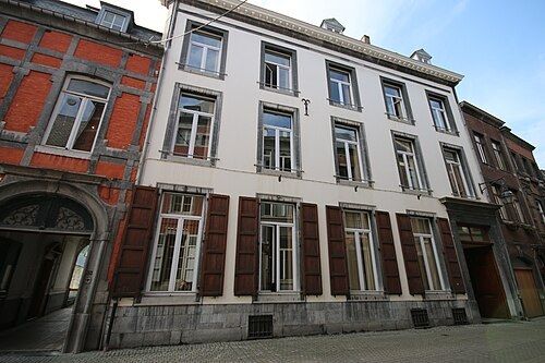 Façades anciennes en briques et pierre rue du Collège à Namur