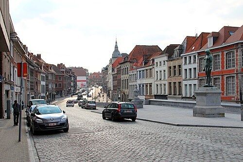 Rue pavée bordée de maisons anciennes rue des Puits l'Eau à Tournai